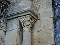 Saint-Julien-Du-Serre, Eglise romane, Chevet, Chapiteau de fenêtre, Tête de femme (1)